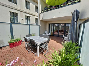 Appartement PMR avec Terrasse au Cœur de Granville, Proche Plage et Port - FR-1-361-508